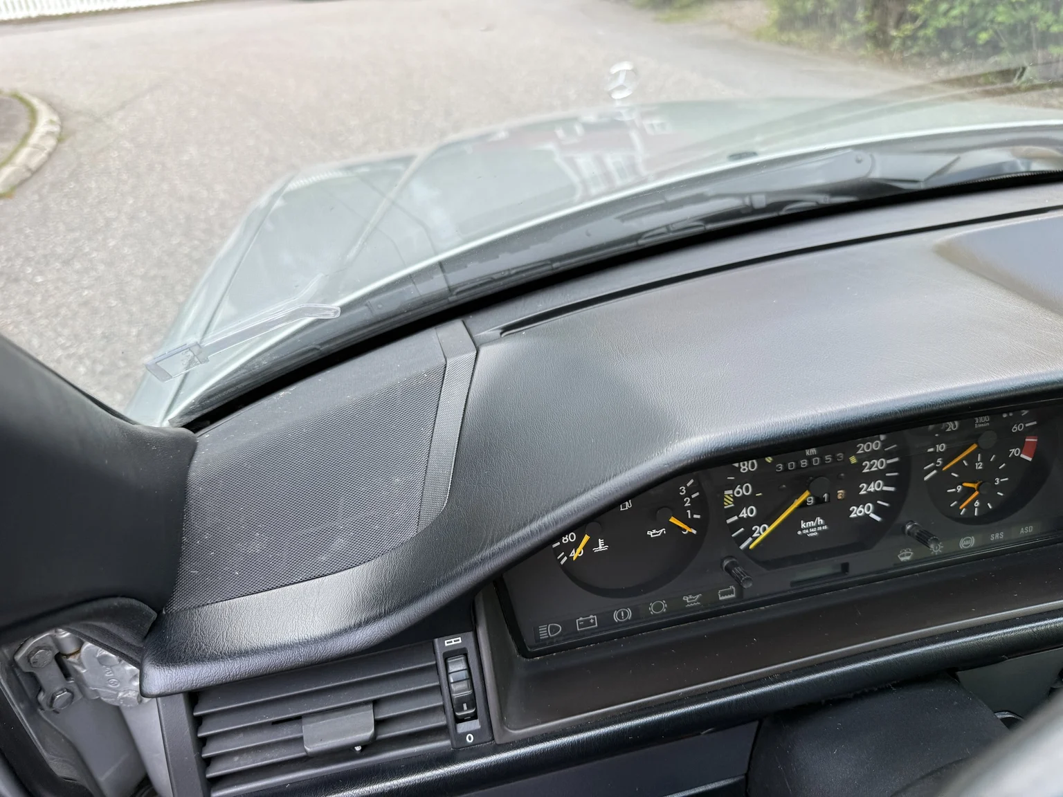 Interior image of 1994 Mercedes-Benz E 320 T (17)