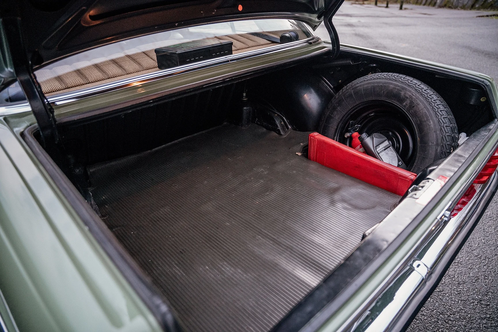 Interior image of 1975 Mercedes-Benz 240 D 3.0 (44)