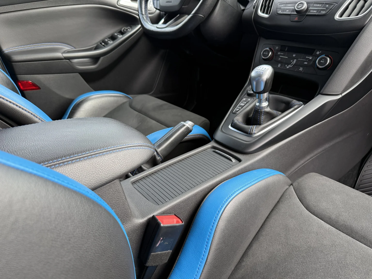 Interior image of 2018 Ford Focus RS (51)