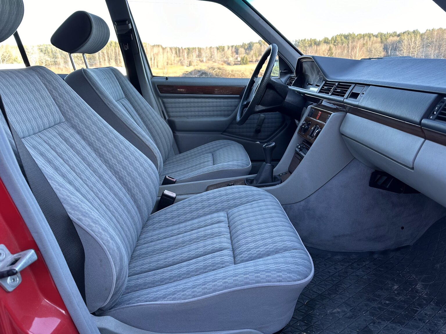 Innenraumfoto von 1990 Mercedes-Benz 200 E