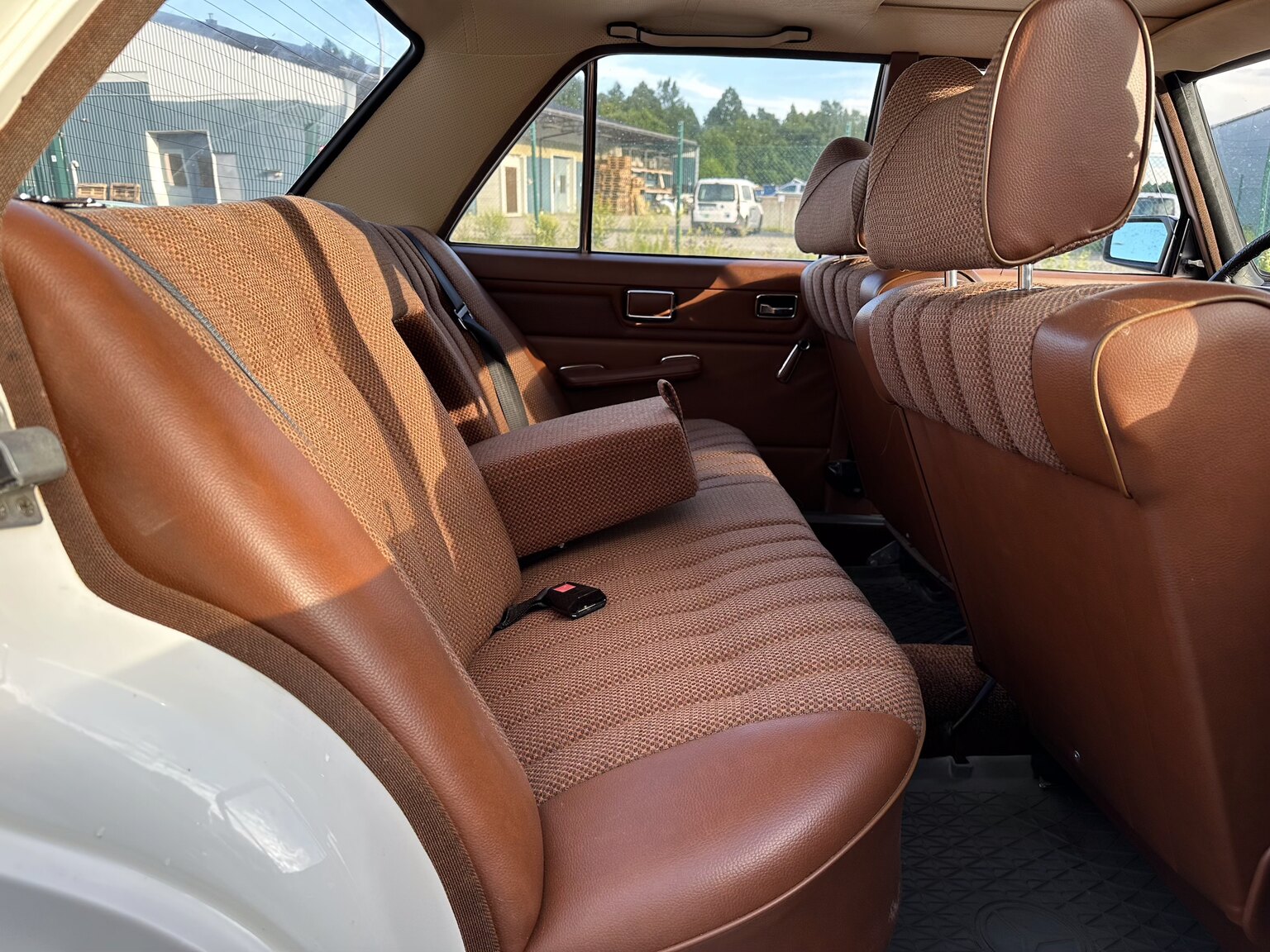 Innenraumfoto von 1975 Mercedes Benz 200 (33)