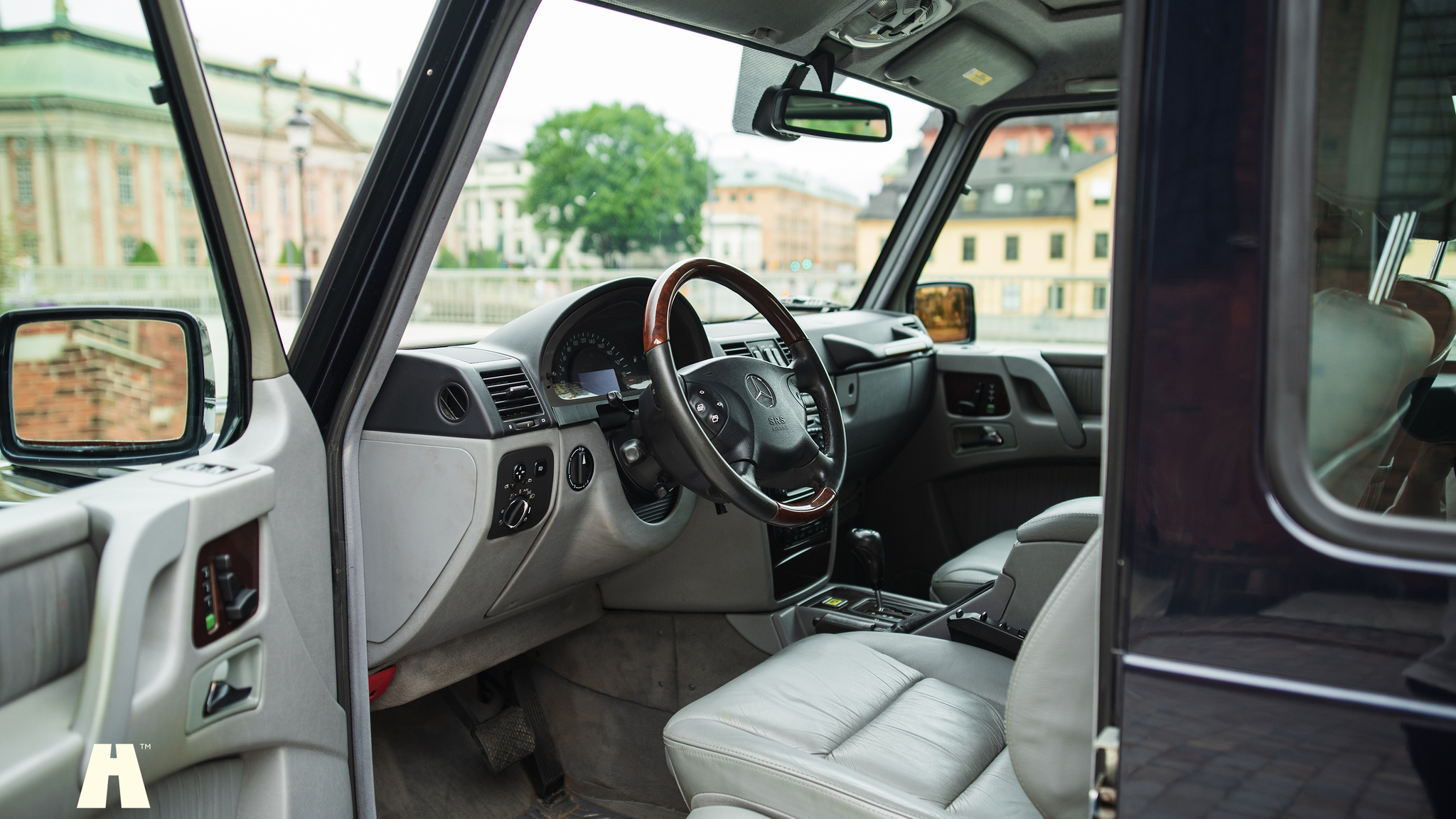 Interior image of 2004 Mercedes-Benz G400 (KORT)