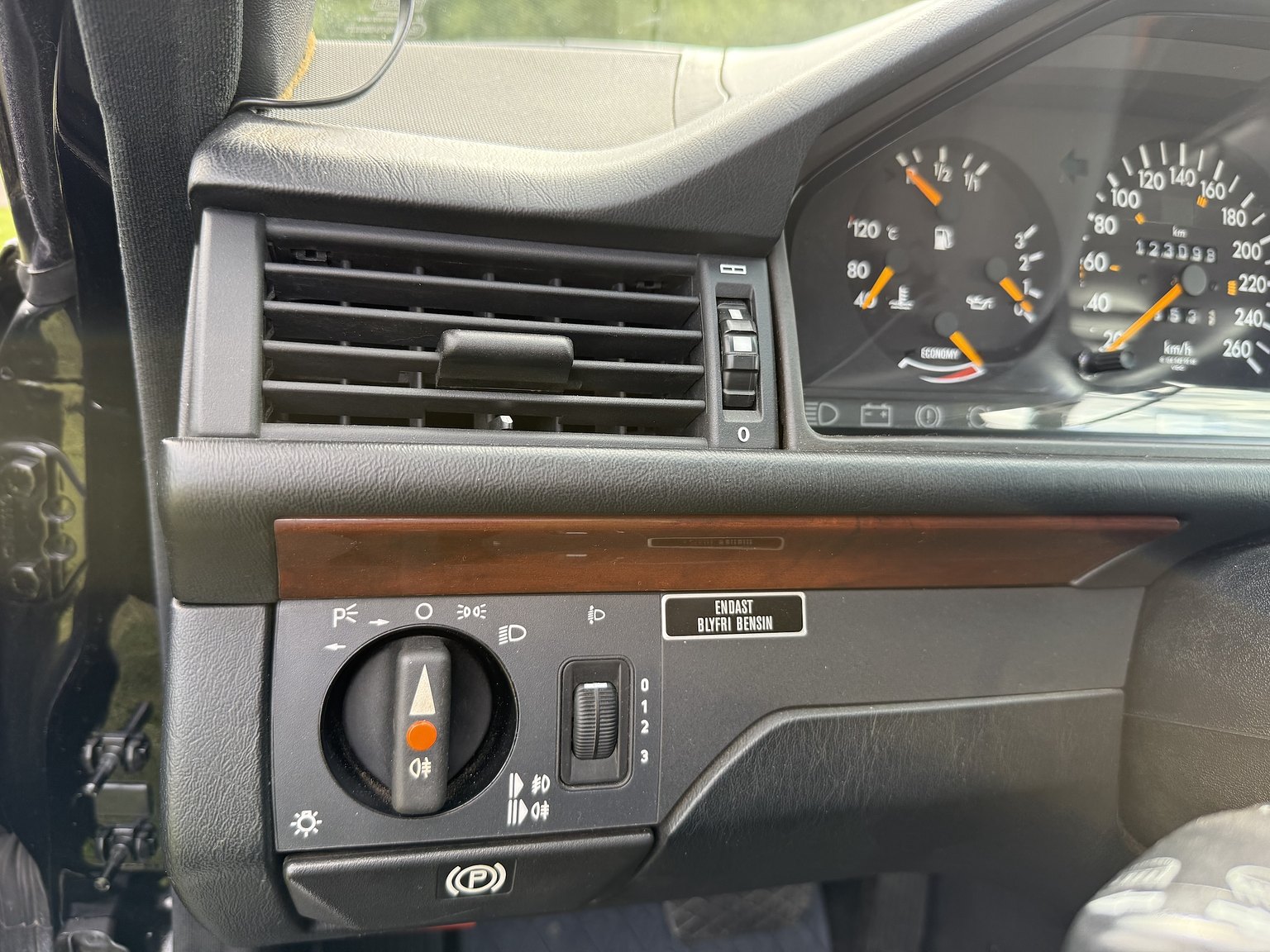 Interior image of 1990 Mercedes-Benz 300CE-24