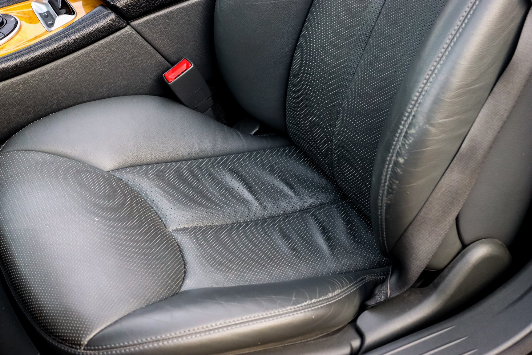 Interior image of 2006 Mercedes-Benz SL 500