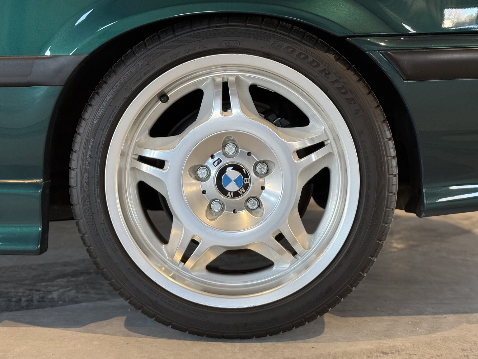 Exteriörbild på 1995 BMW 325i Coupé AVUS Edition "No Reserve Auction"