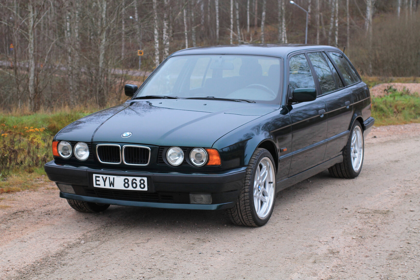 Exterior image of 1996 BMW 520i Touring