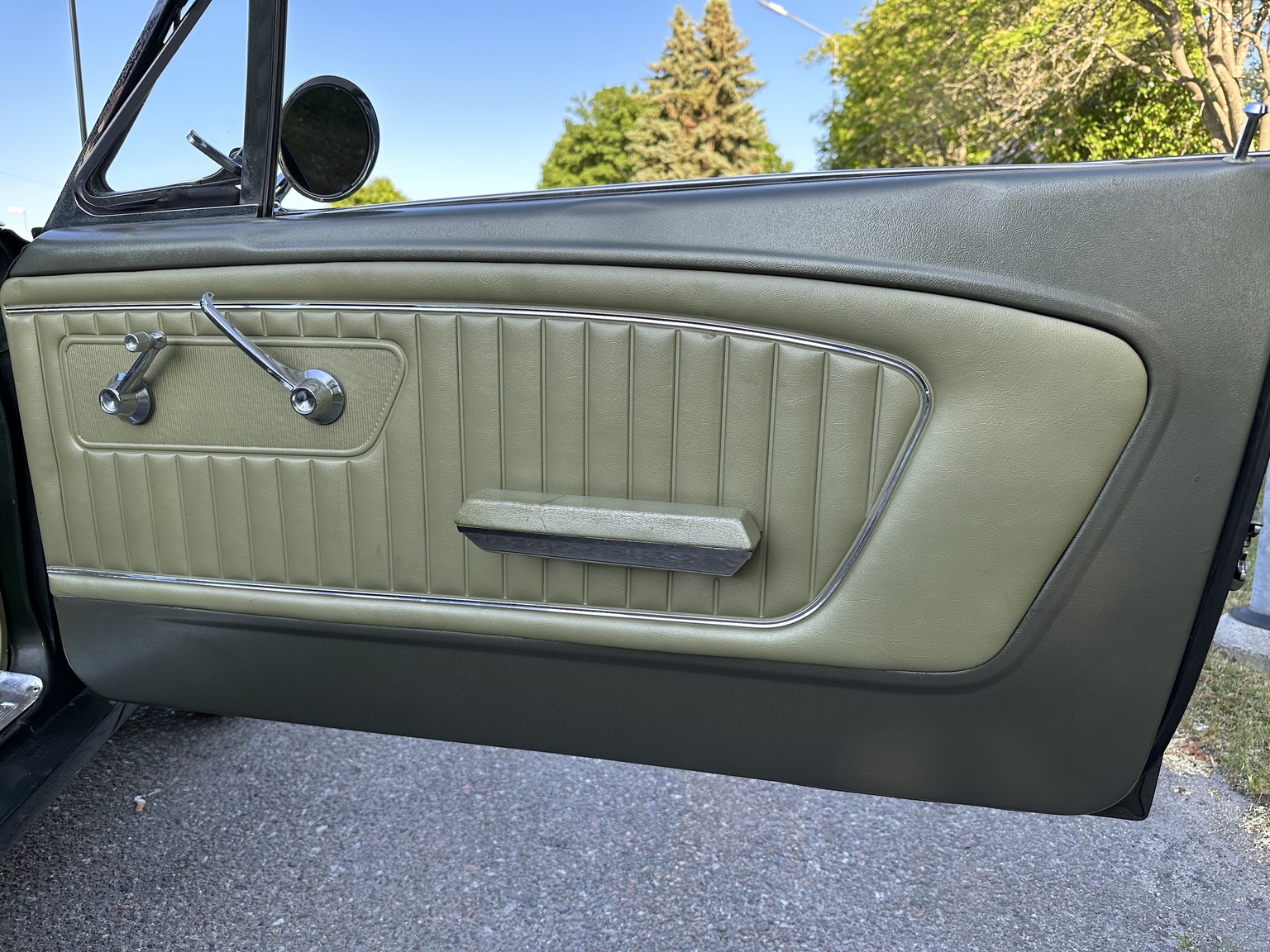 Interior image of 1965 Ford Mustang 289 Cabriolet