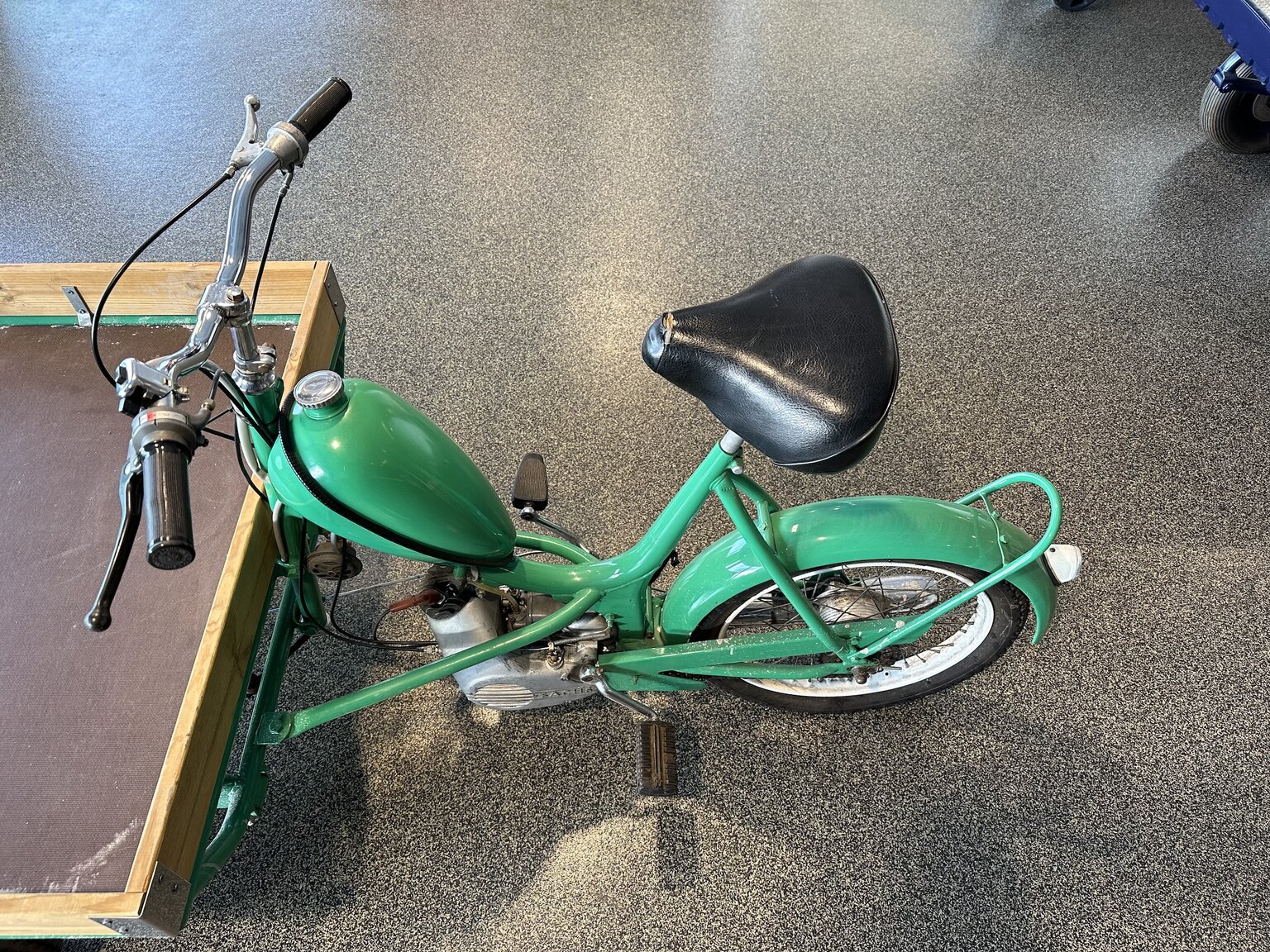 Exterior image of 1970 Cresent 1189 flakmoped