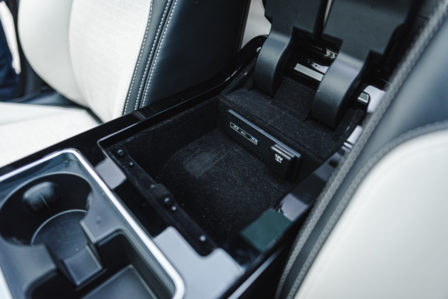 Interior image of 2018 Range Rover Velar D300 AWD HSE