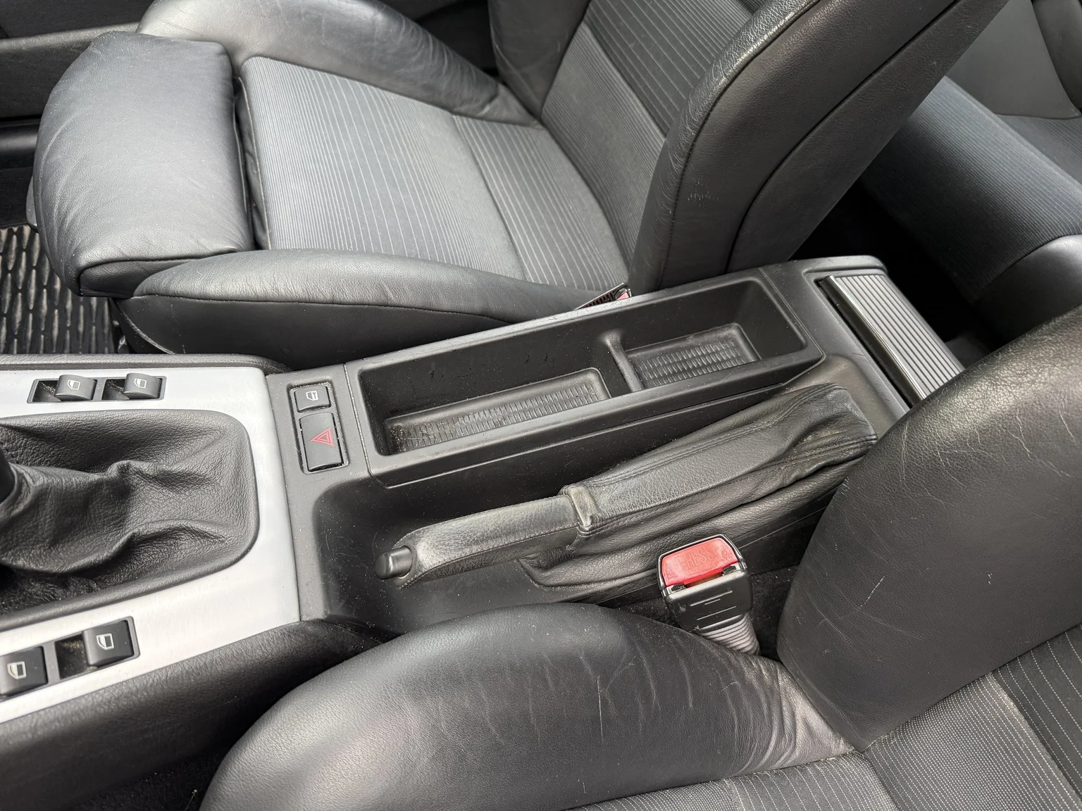 Interior image of 2005 BMW 320Ci (17)