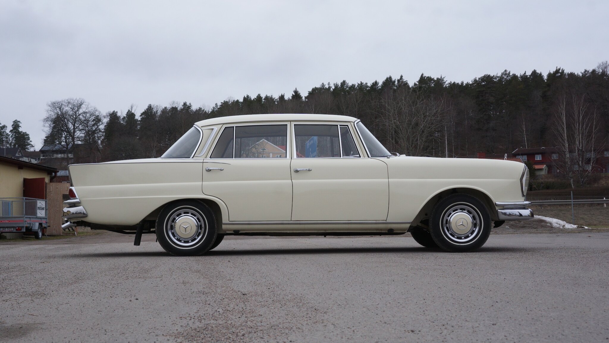 Exteriörbild på 1966 Mercedes-Benz 230 S