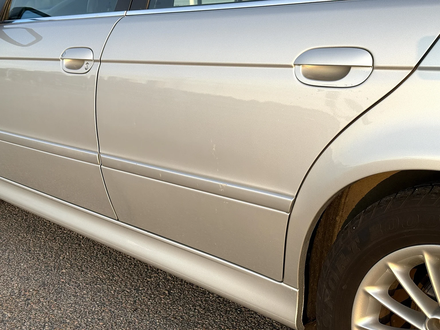 Exterior image of 2002 BMW 520i (25)