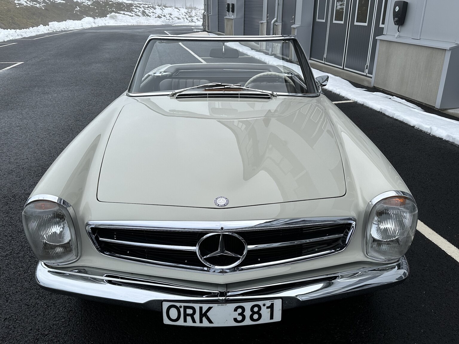 Exterior image of 1968 Mercedes Benz SL 280 Pagoda