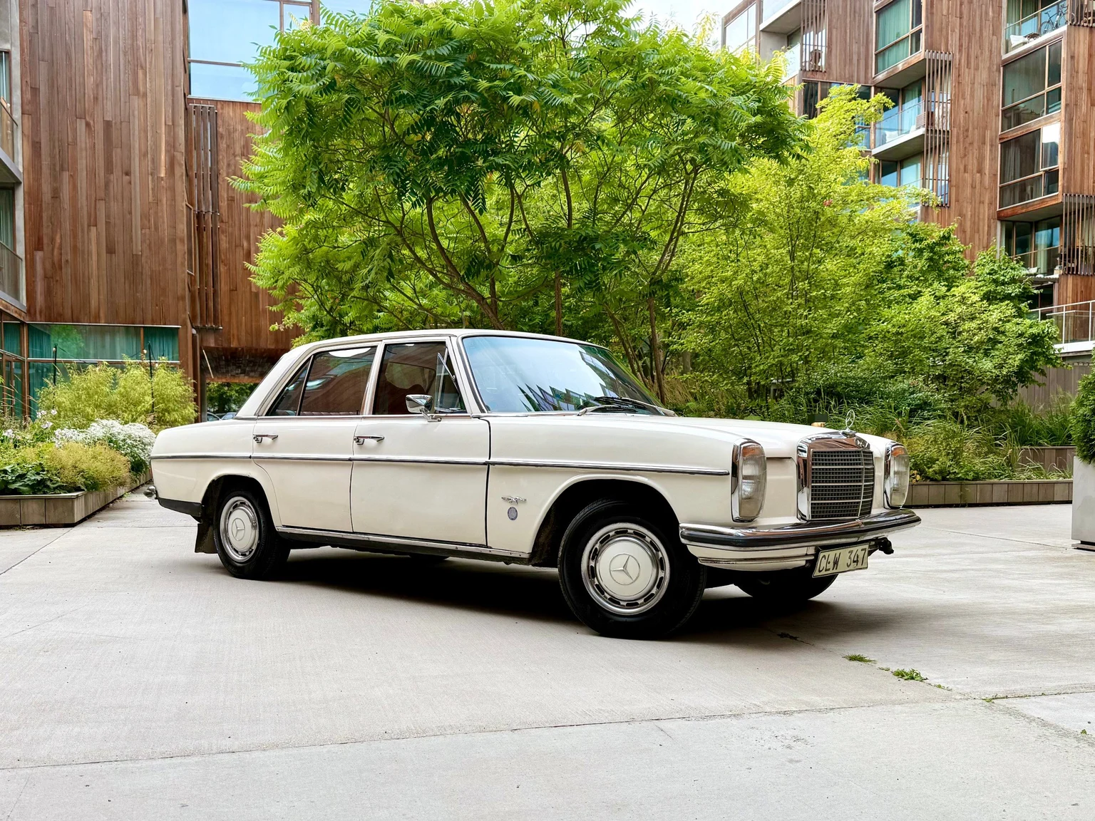 Exterior image of 1972 Mercedes-Benz 200 (1)
