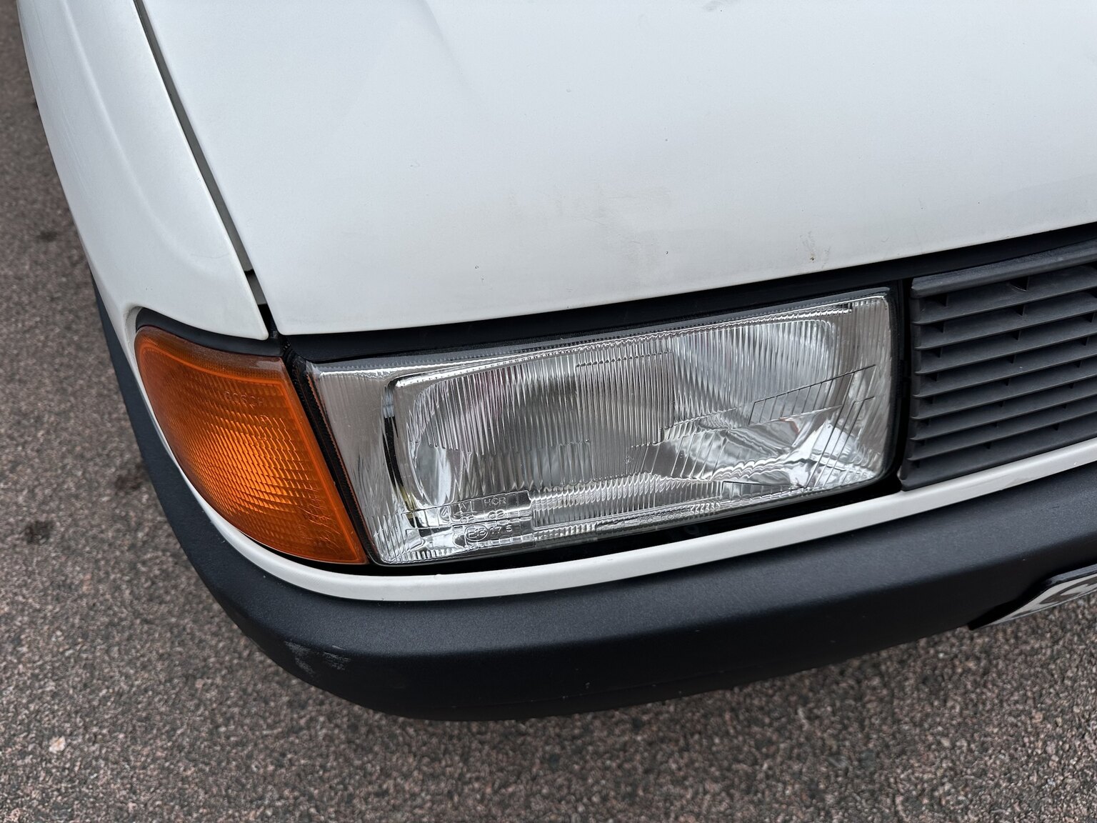 Exterior image of 1988 Audi 80 (7)
