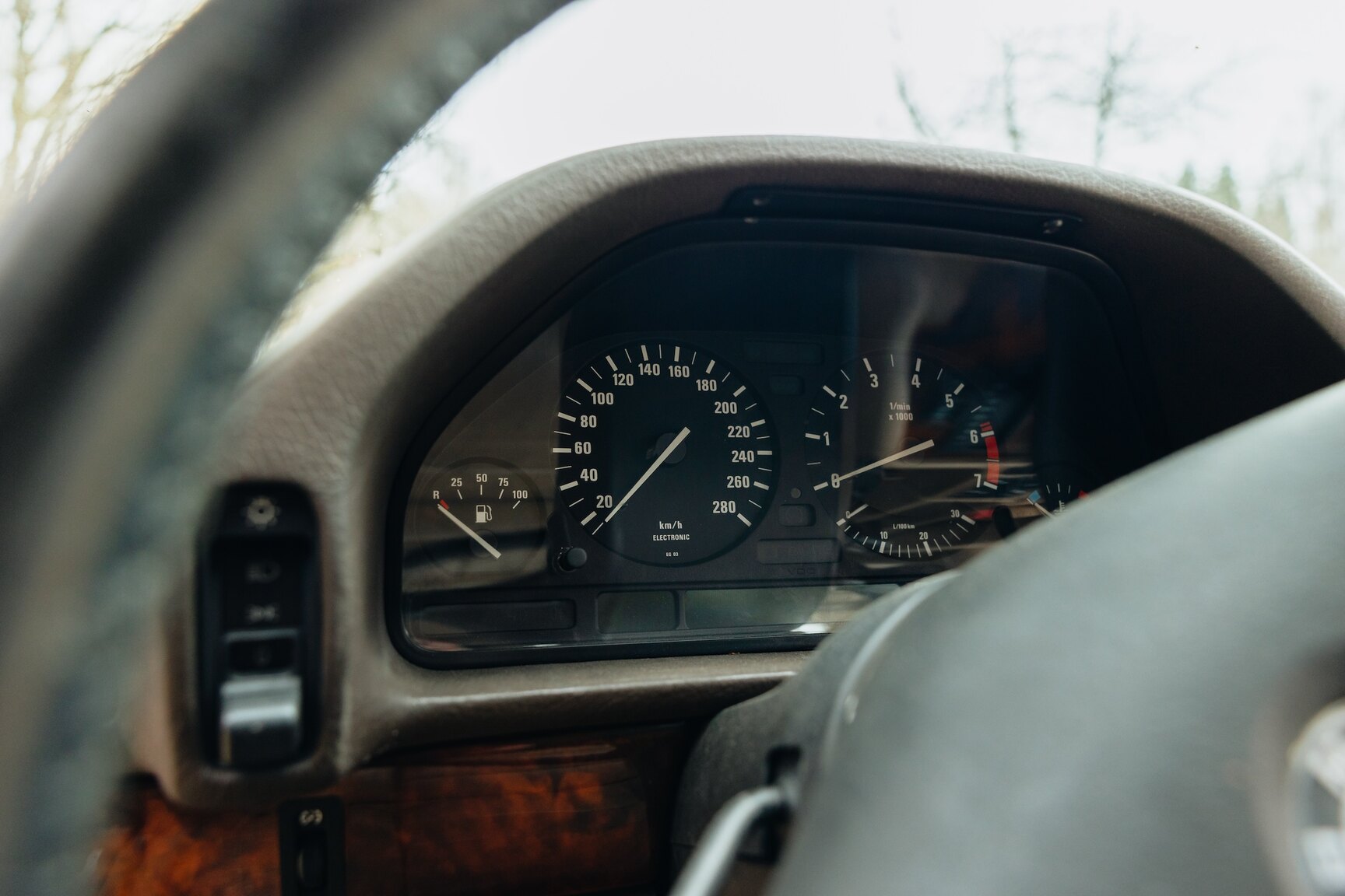 Interior image of 1990 BMW 750iL (5)