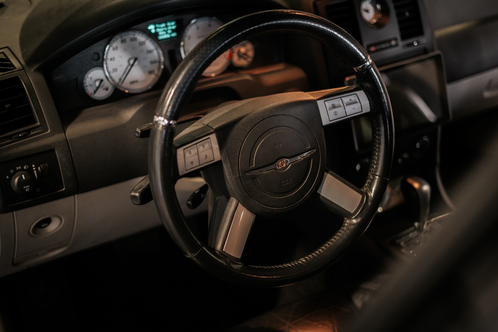 Innenraumfoto von 2006 Chrysler 300C SRT-8 (36)