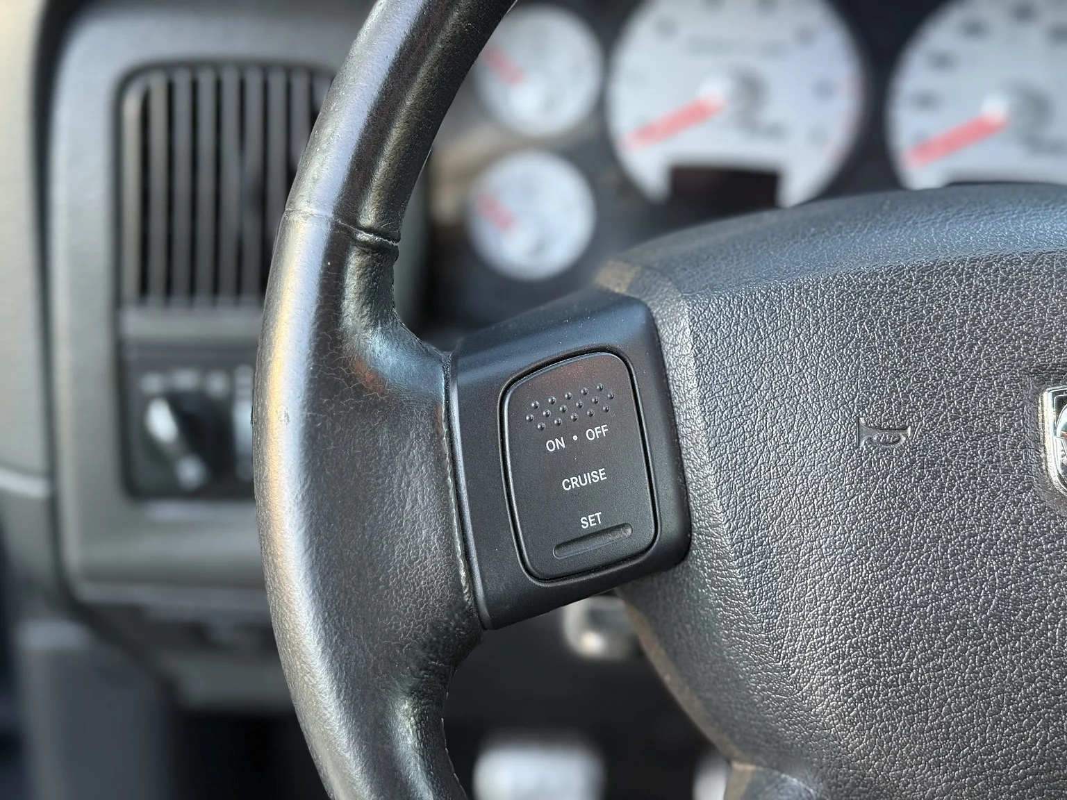 Interior image of 2004 Dodge Ram SRT-10 (18)