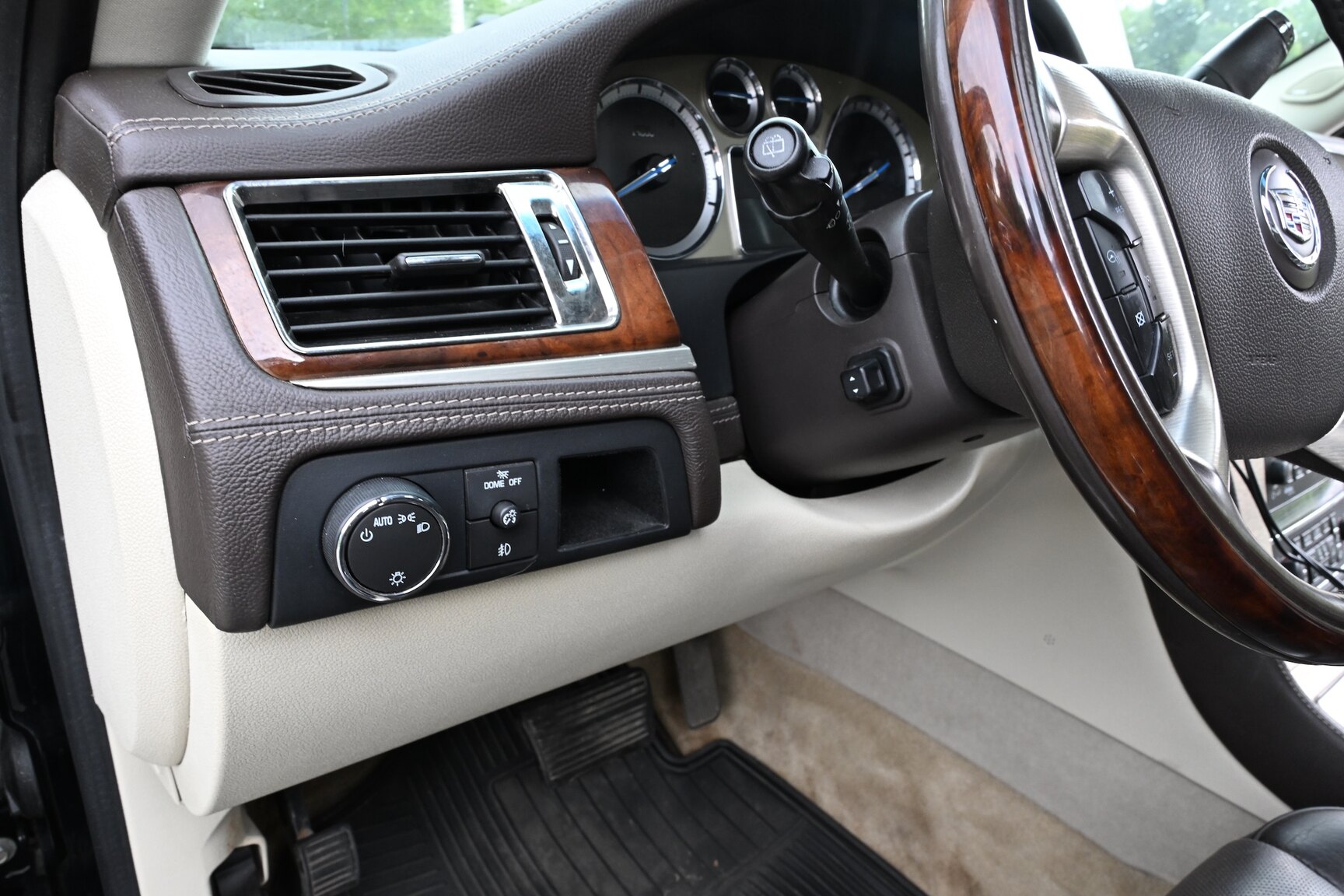 Interior image of 2010 Cadillac Escalade ESV 6.2 Flexfuel