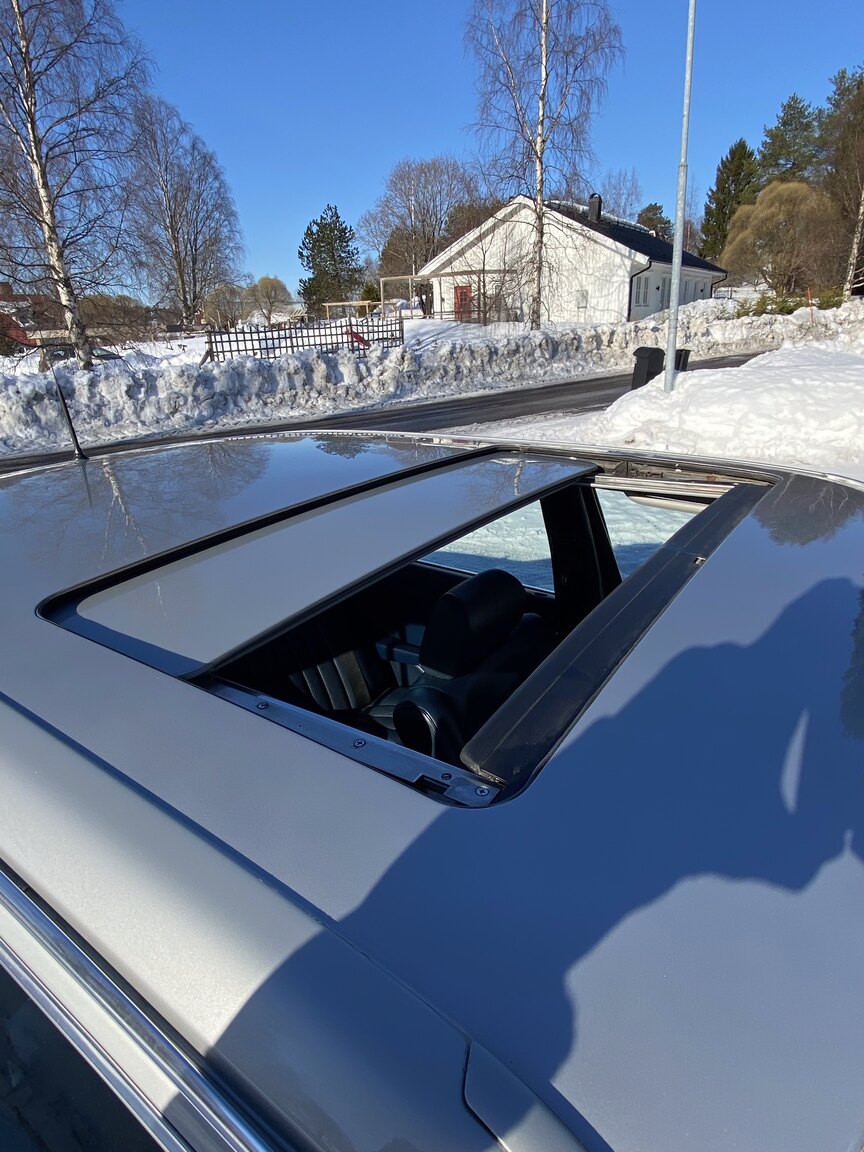 Exterior image of 1988 Mercedes-Benz 300 SE