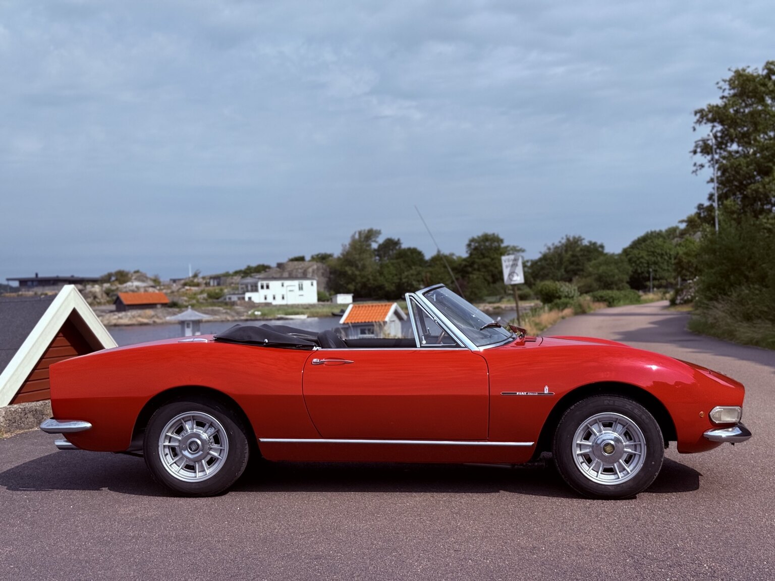 Exterior image of 1968 Fiat Dino Spider