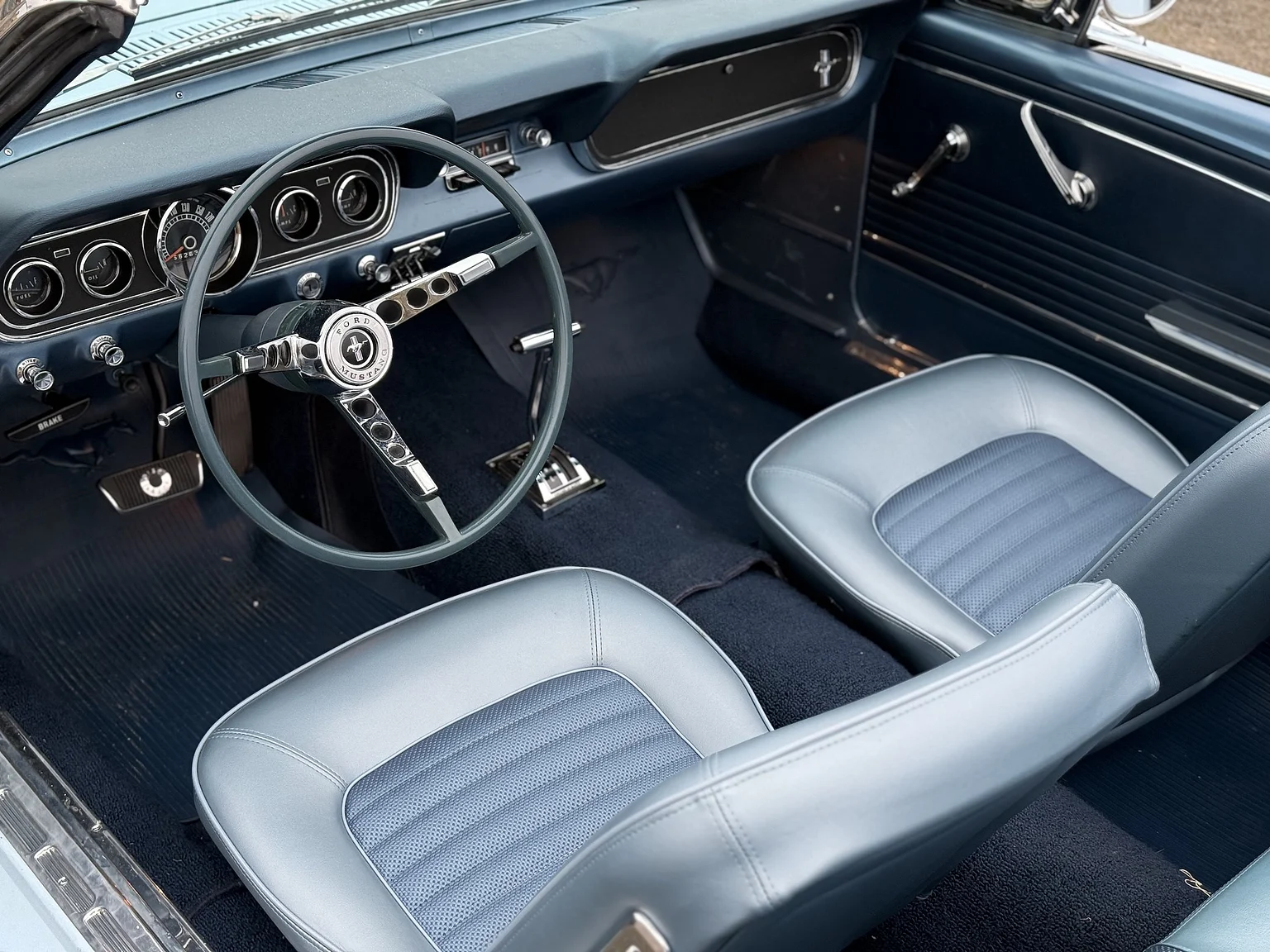 Interiörbild 1966 Ford Mustang Convertible 289 V8 (1)