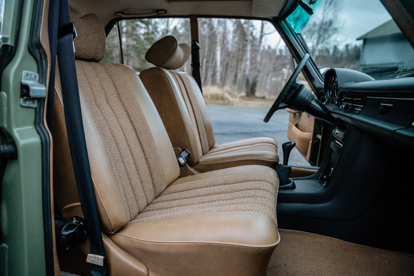 Interior image of 1975 Mercedes-Benz 240 D 3.0 (4)
