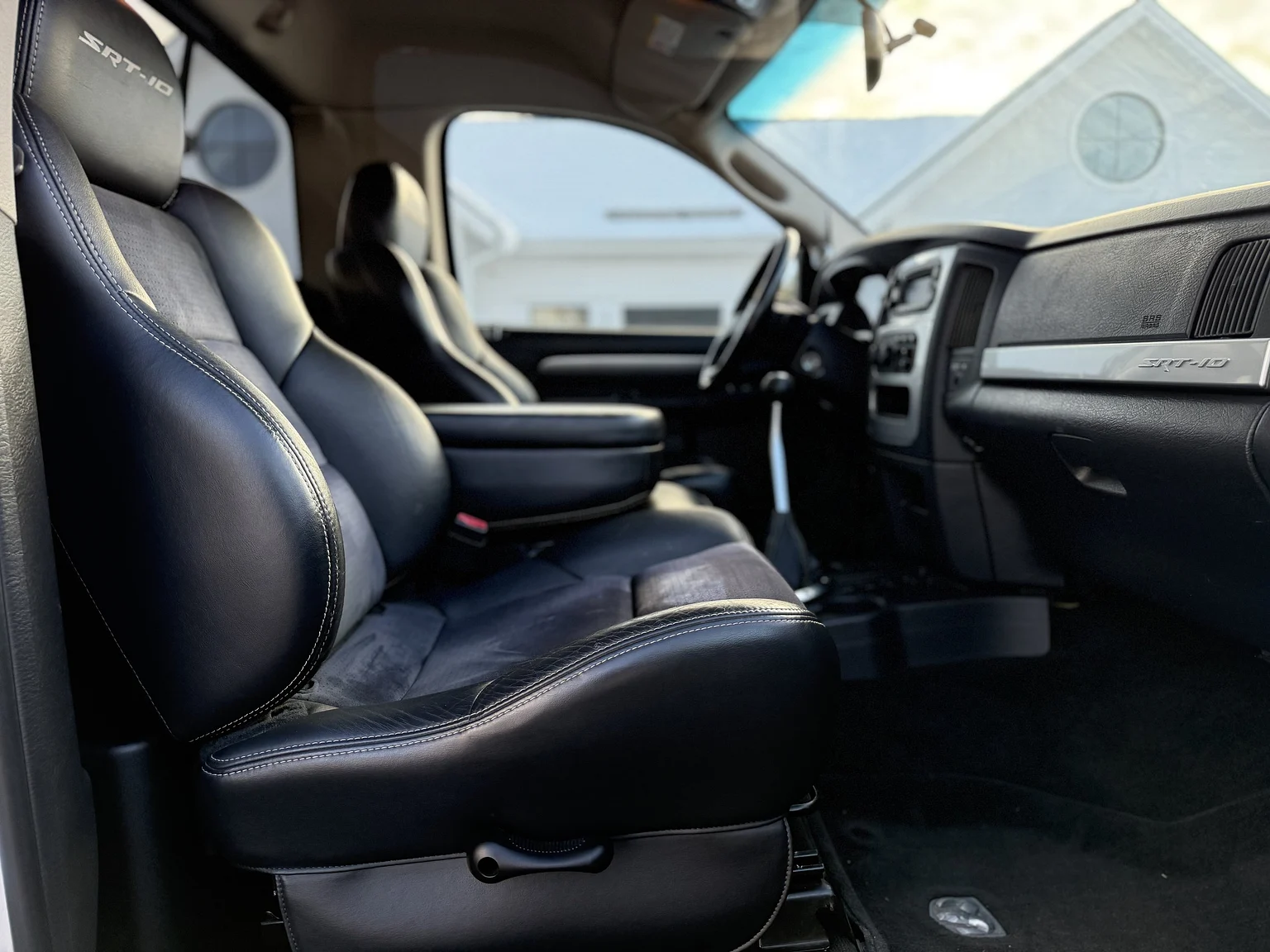 Interiörbild 2005 Dodge RAM SRT-10 Regular Cab Manual  (22)