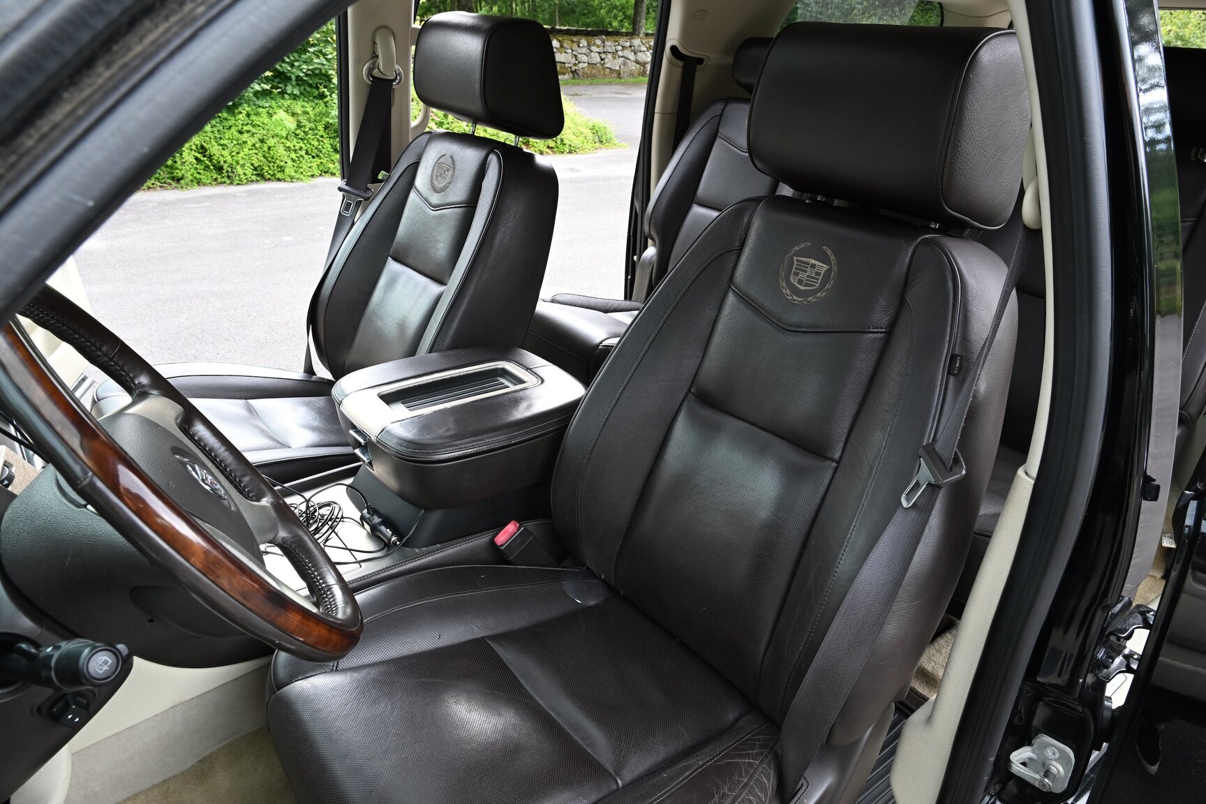 Interior image of 2010 Cadillac Escalade ESV 6.2 Flexfuel