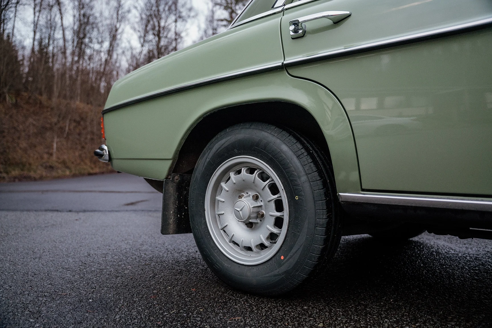 Exterior image of 1975 Mercedes-Benz 240 D 3.0 (12)