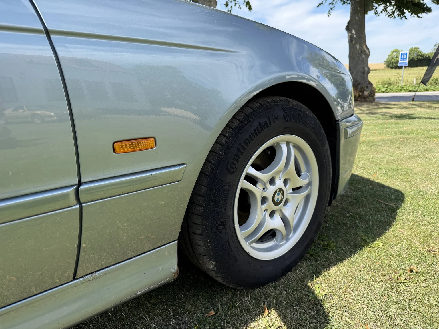 Exterior image of 2003 BMW 525d Sedan (45)