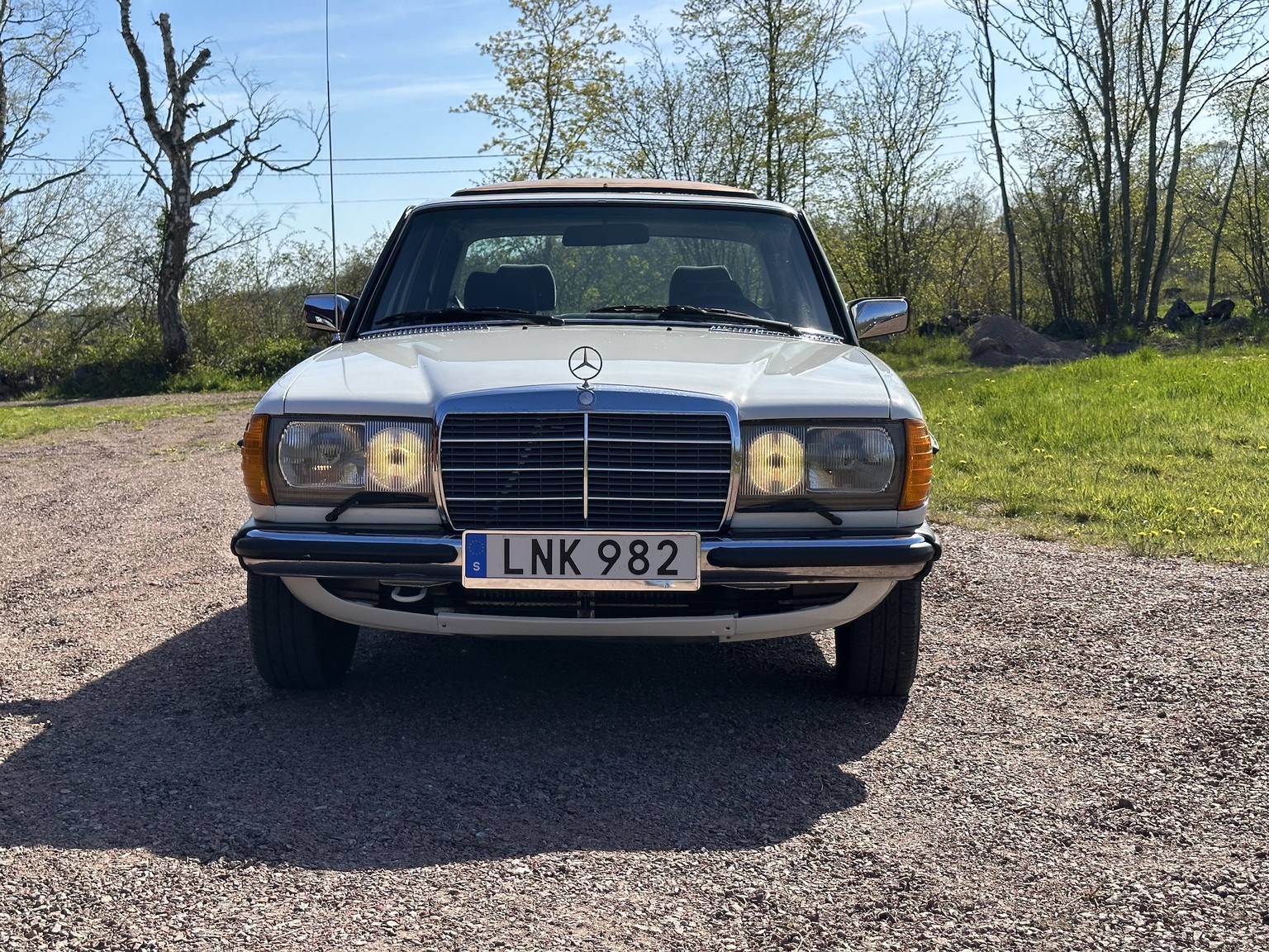 Exterior image of 1985 Mercedes-Benz 200