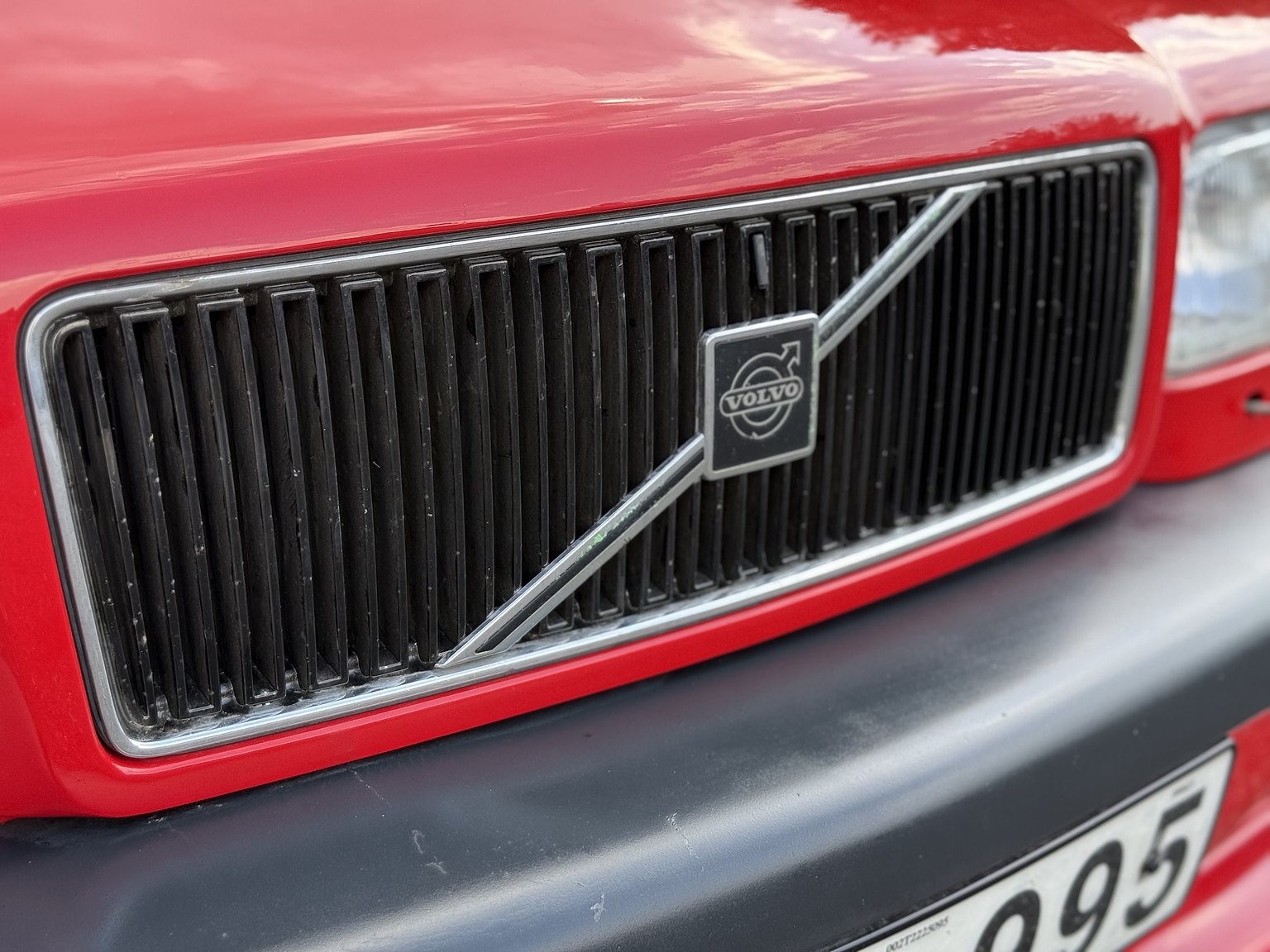 Exterior image of 1996 Volvo 850 R "T-Röd"