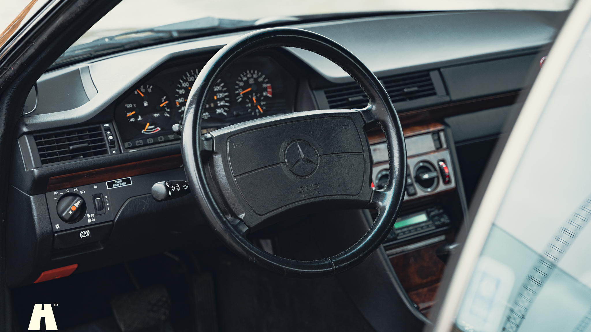 Interiörbild 1990 Mercedes 300 CE-24