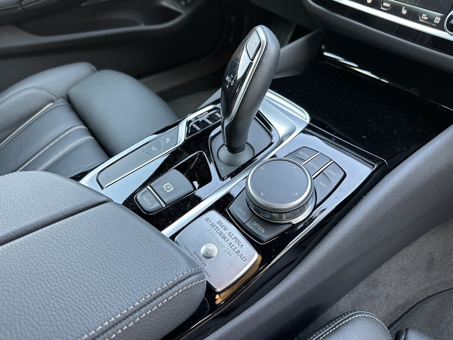 Innenraumfoto von 2019 ALPINA B5 S Bi-Turbo Sedan ALLRAD