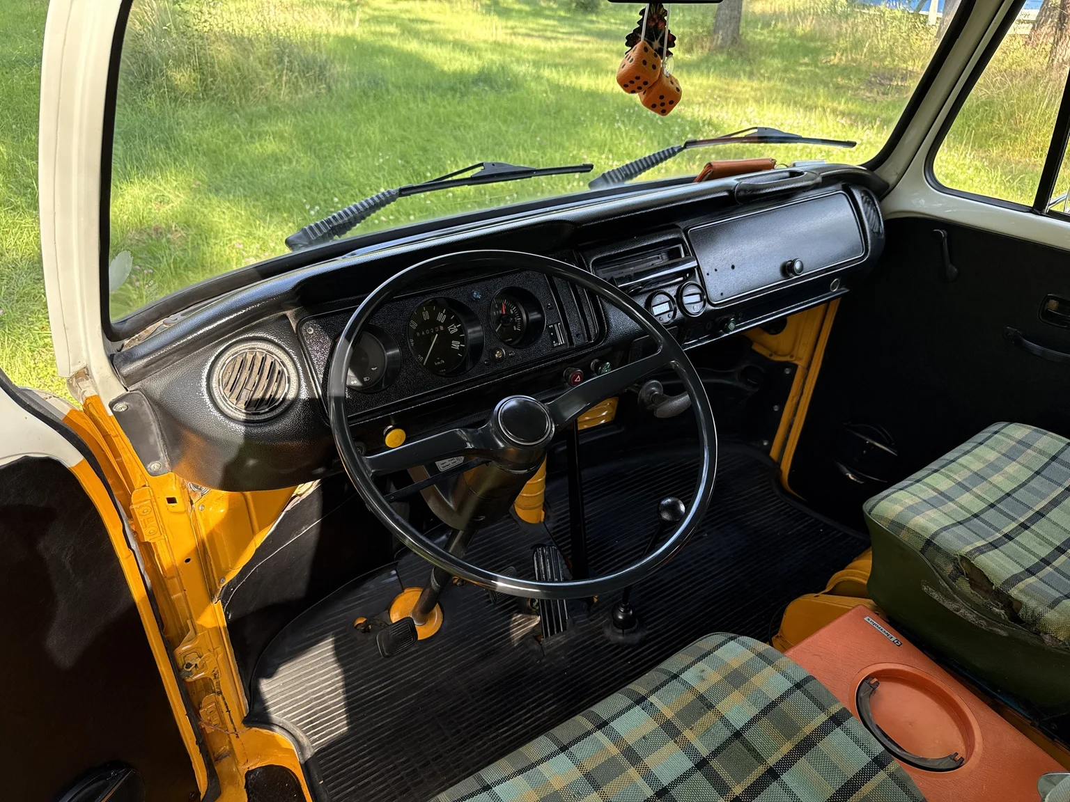 Innenraumfoto von 1975 Volkswagen Transporter Campervan (3)