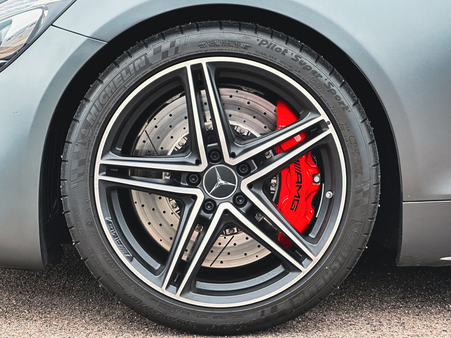 Exteriörbild på 2018 Mercedes Benz AMG GT C