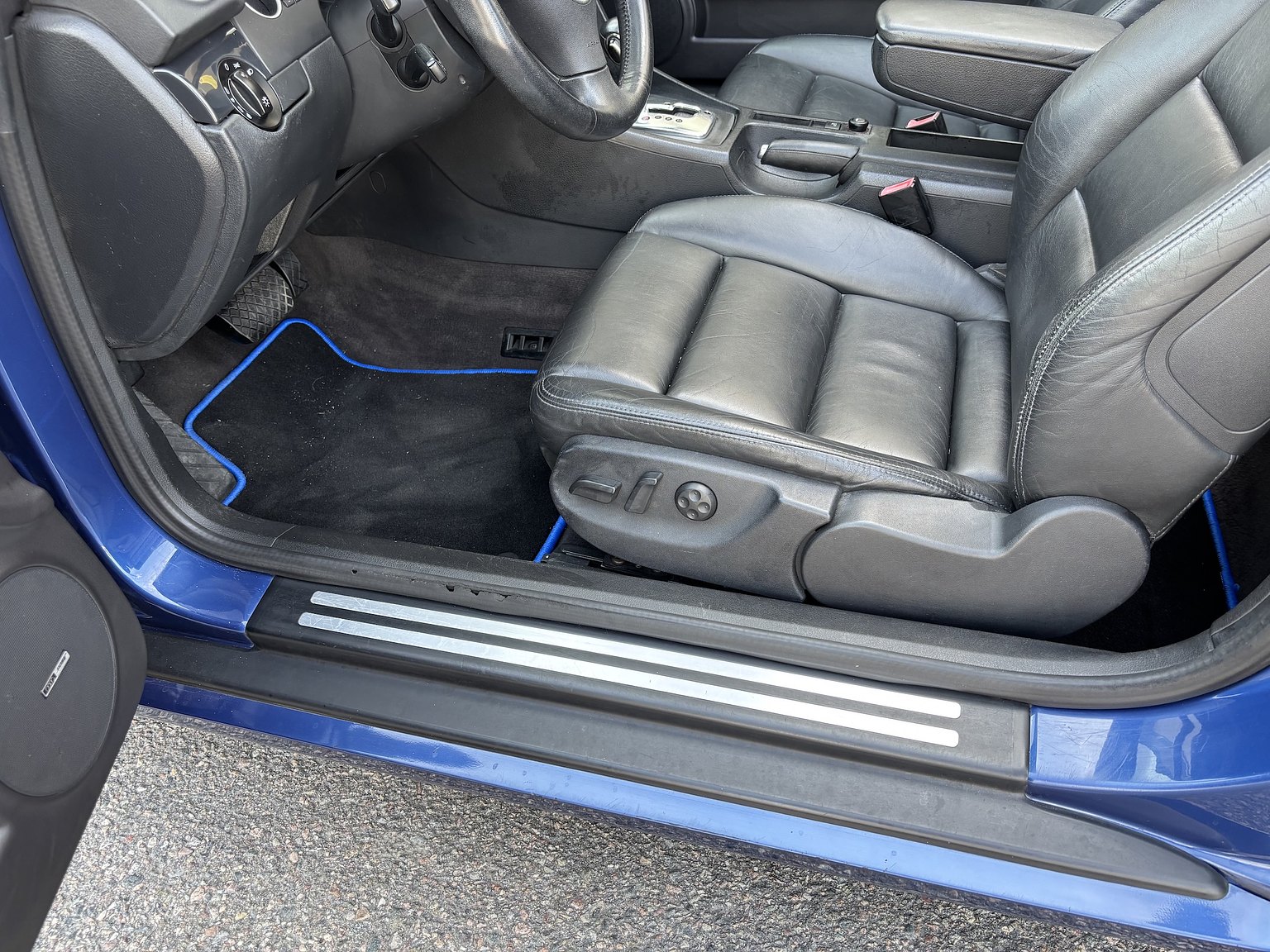 Interior image of 2003 Audi A4 Cabriolet 2.4 V6 Multitronic