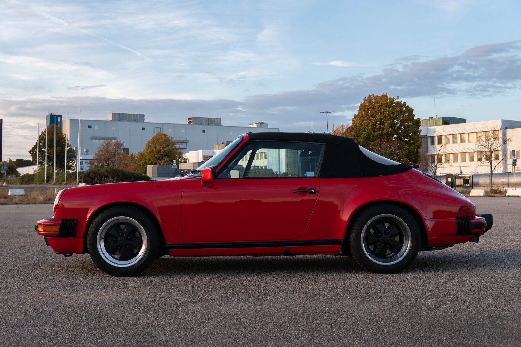 Exteriörbild på 1987 Porsche 911 Carrera Cab 3.2