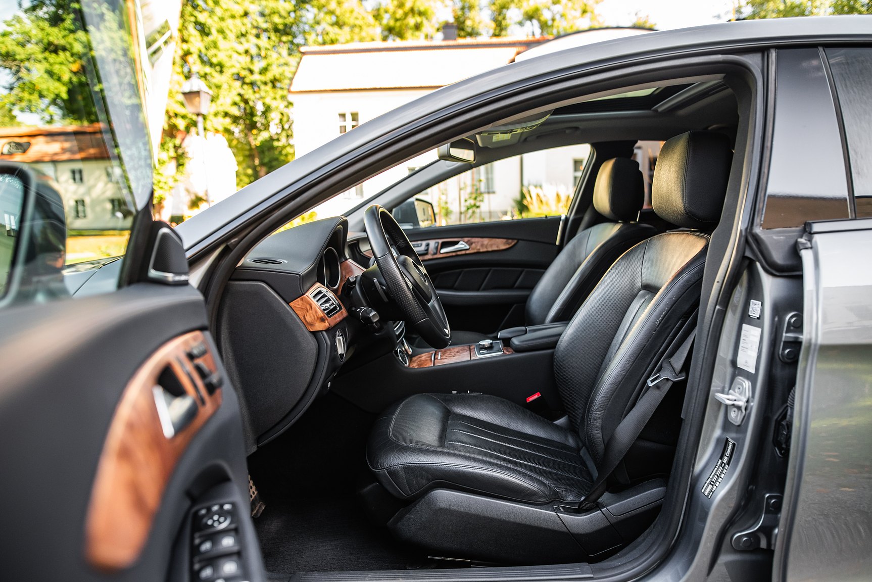 Interior image of 2011 Mercedes-Benz CLS 500