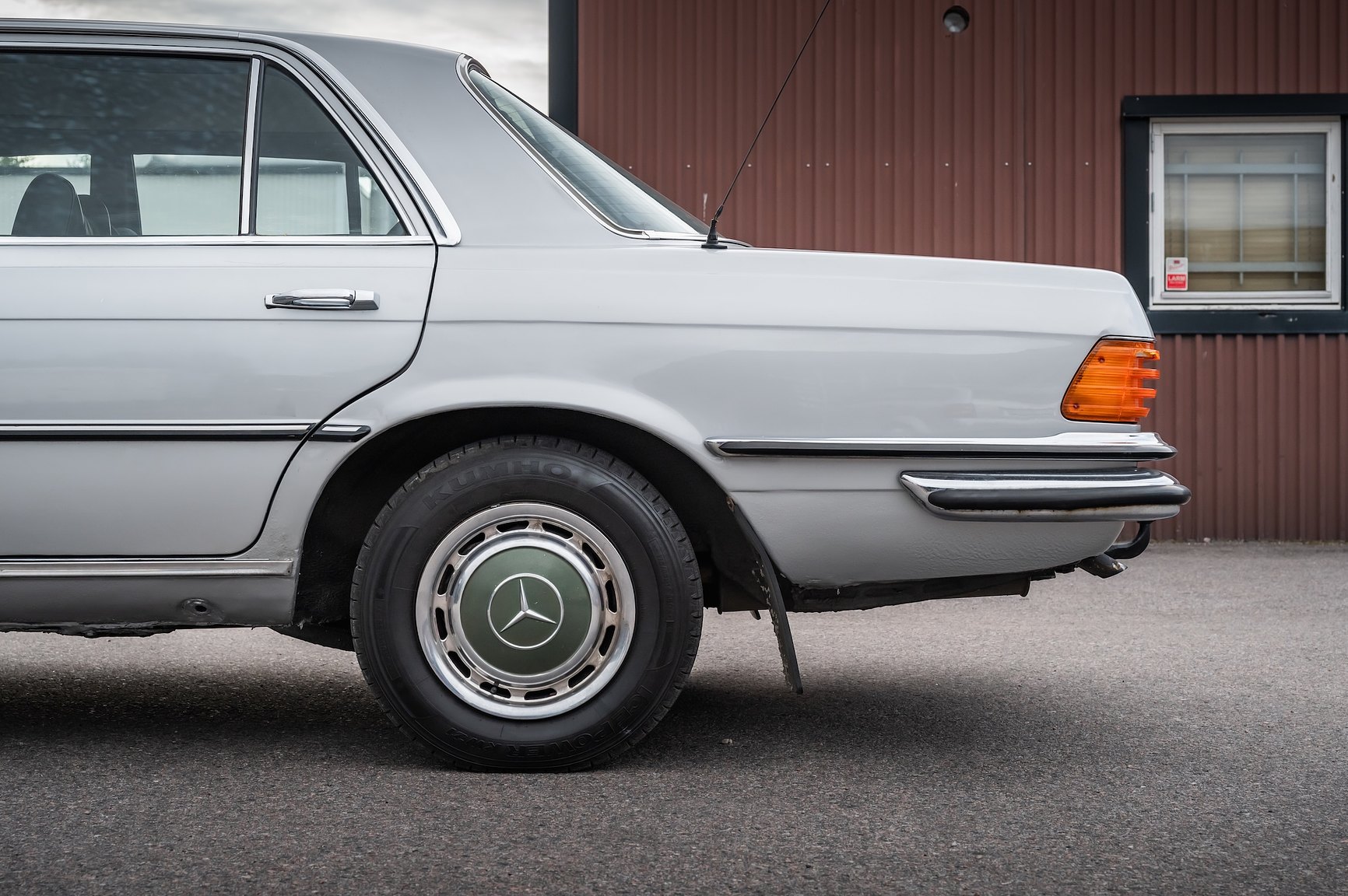 Exteriörbild på 1975 Mercedes-Benz 280 SE 