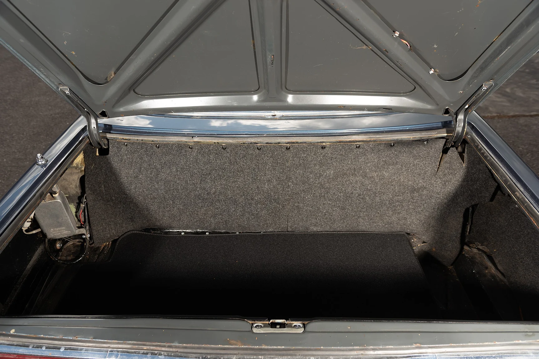 Interior image of 1975 Mercedes Benz 350 SL Cabriolet  (41)