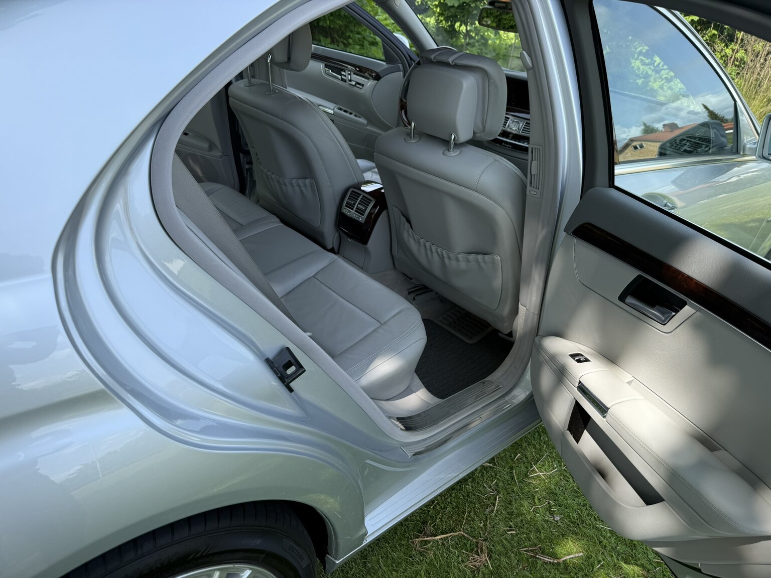 Interior image of 2011 Mercedes-Benz S 500 4MATIC 