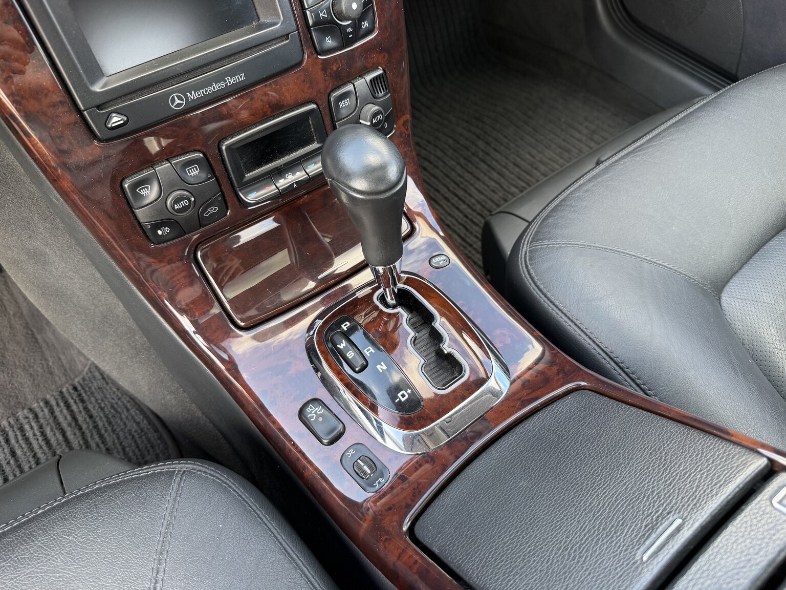 Interior image of 2000 Mercedes-Benz CL 500