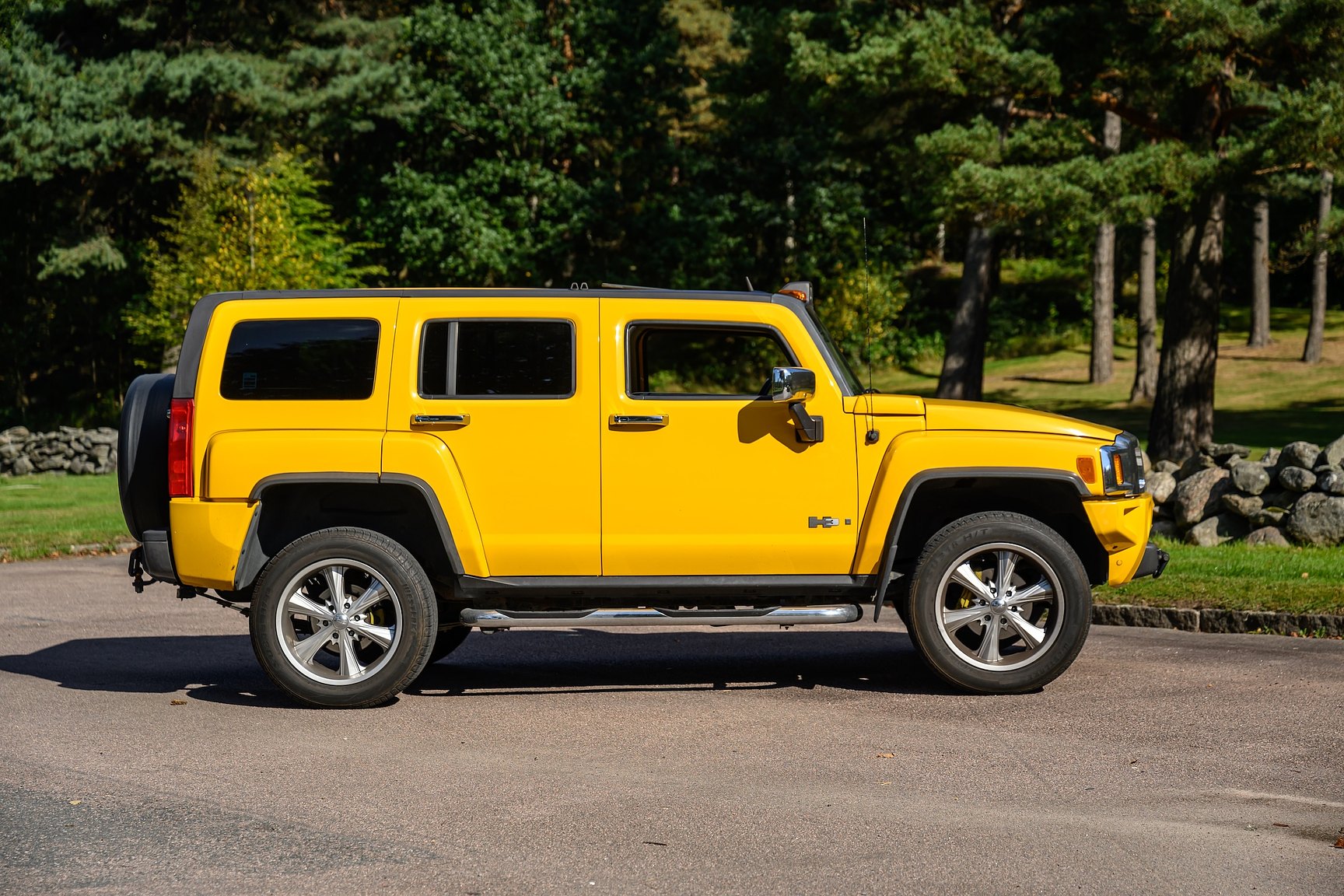 Exterior image of 2006 Hummer H3