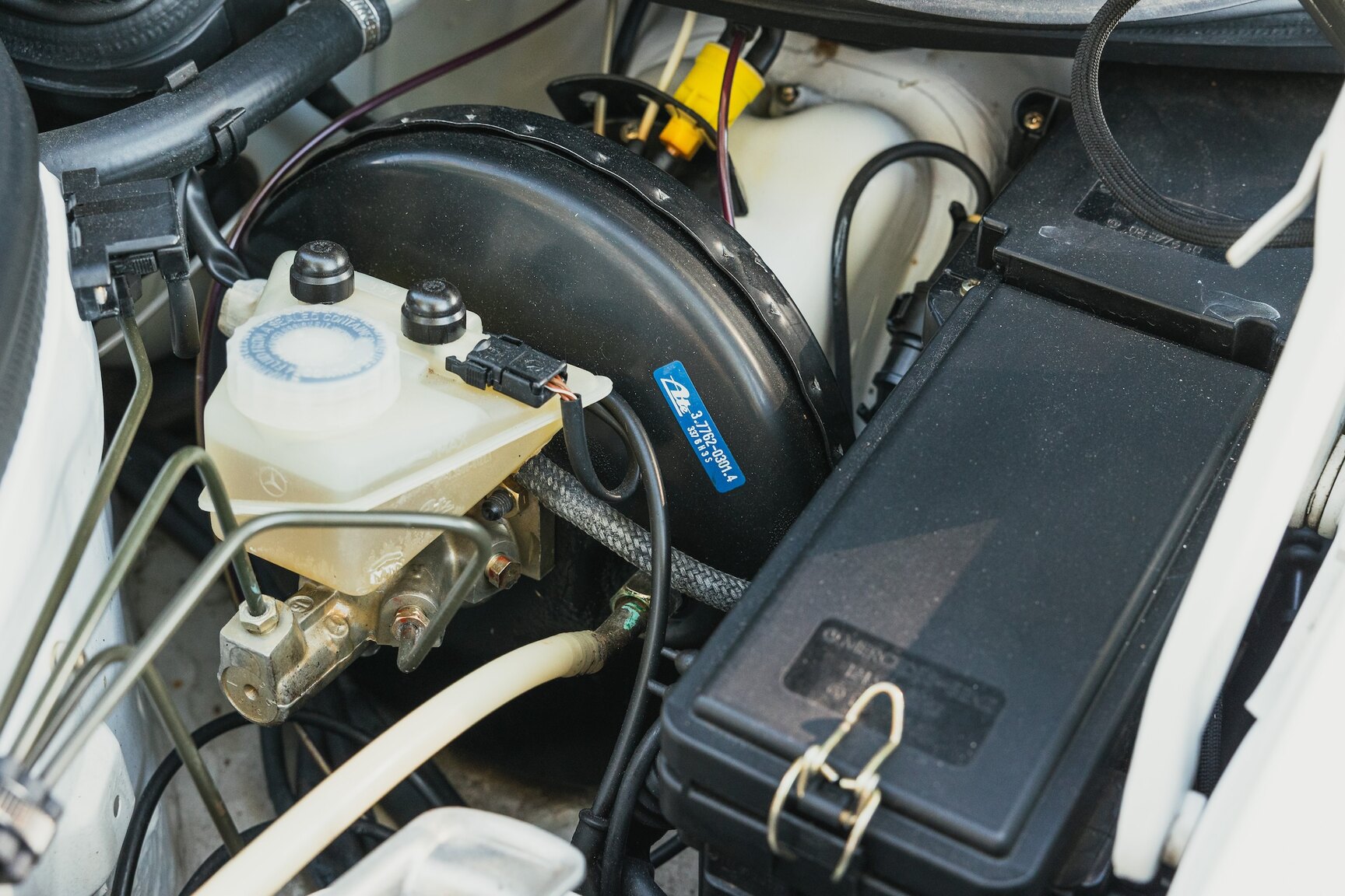 Image of 1987 Mercedes-Benz 230E mechanics