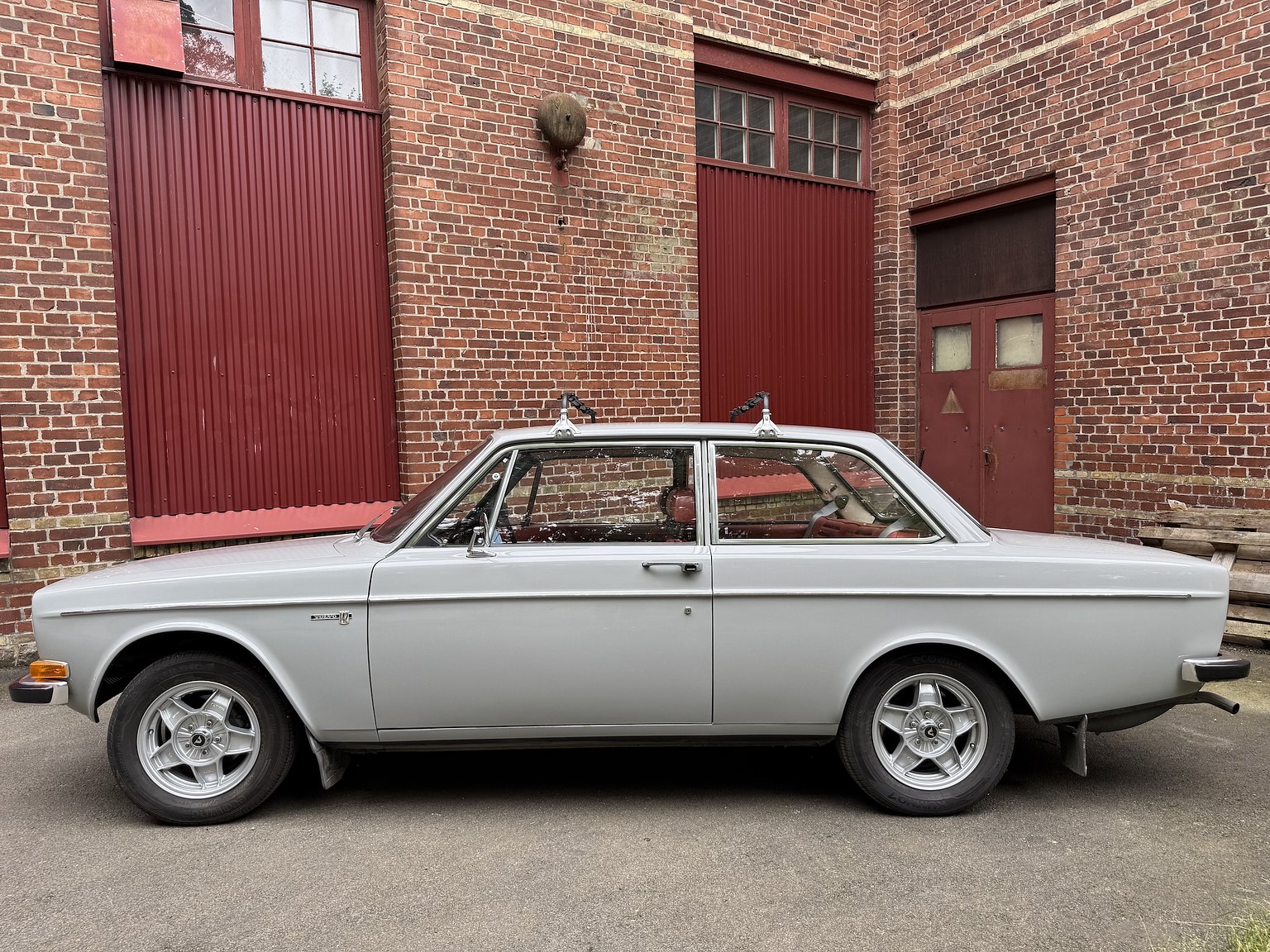 Exterior image of 1970 Volvo 142 Automatic