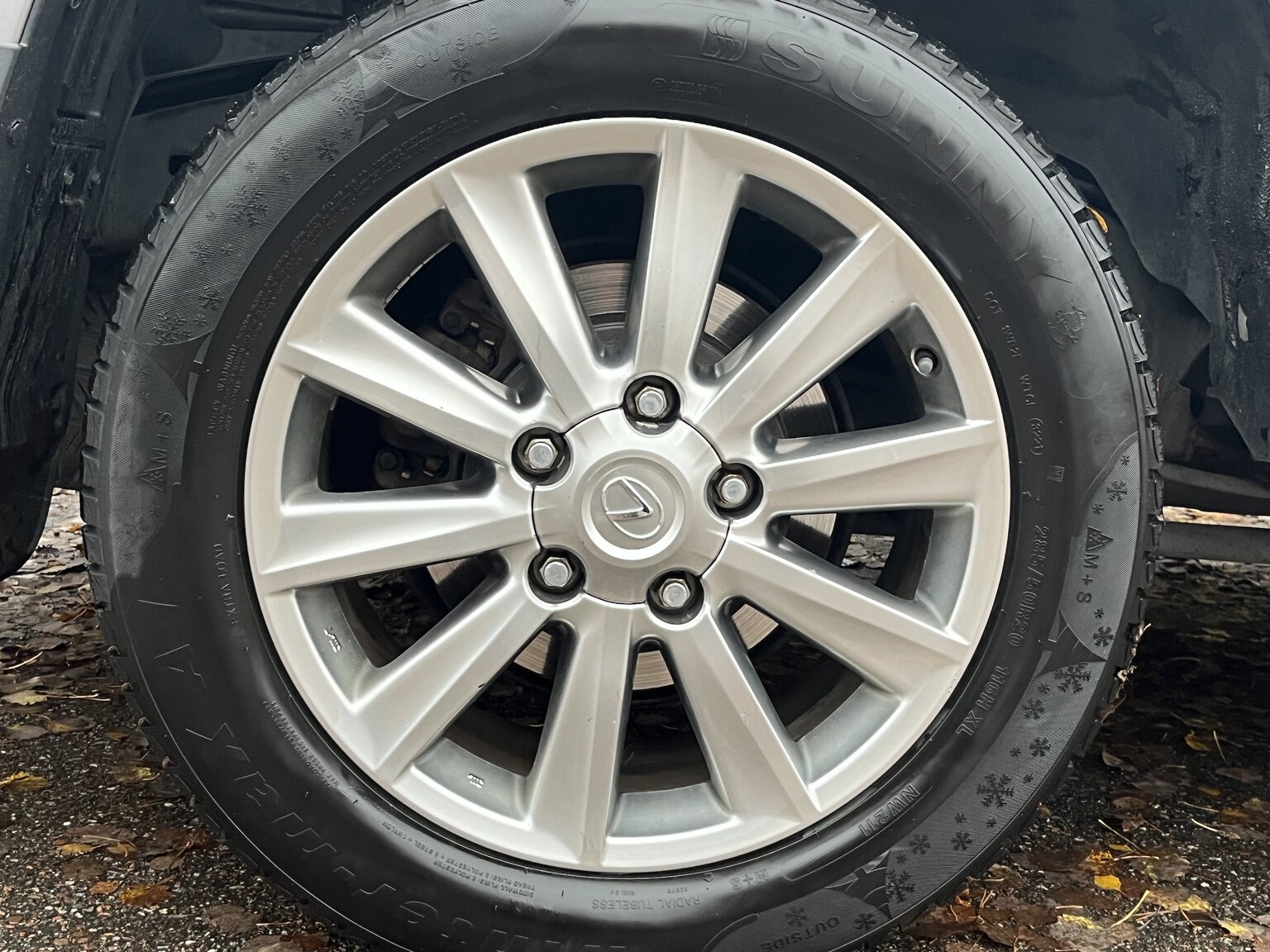 Exteriörbild på 2011 Lexus LX570