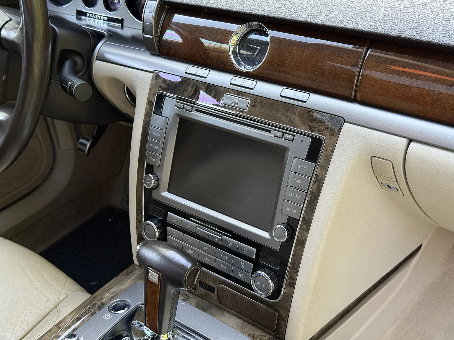 Innenraumfoto von 2009 Volkswagen Phaeton W12 LWB Executive (60)