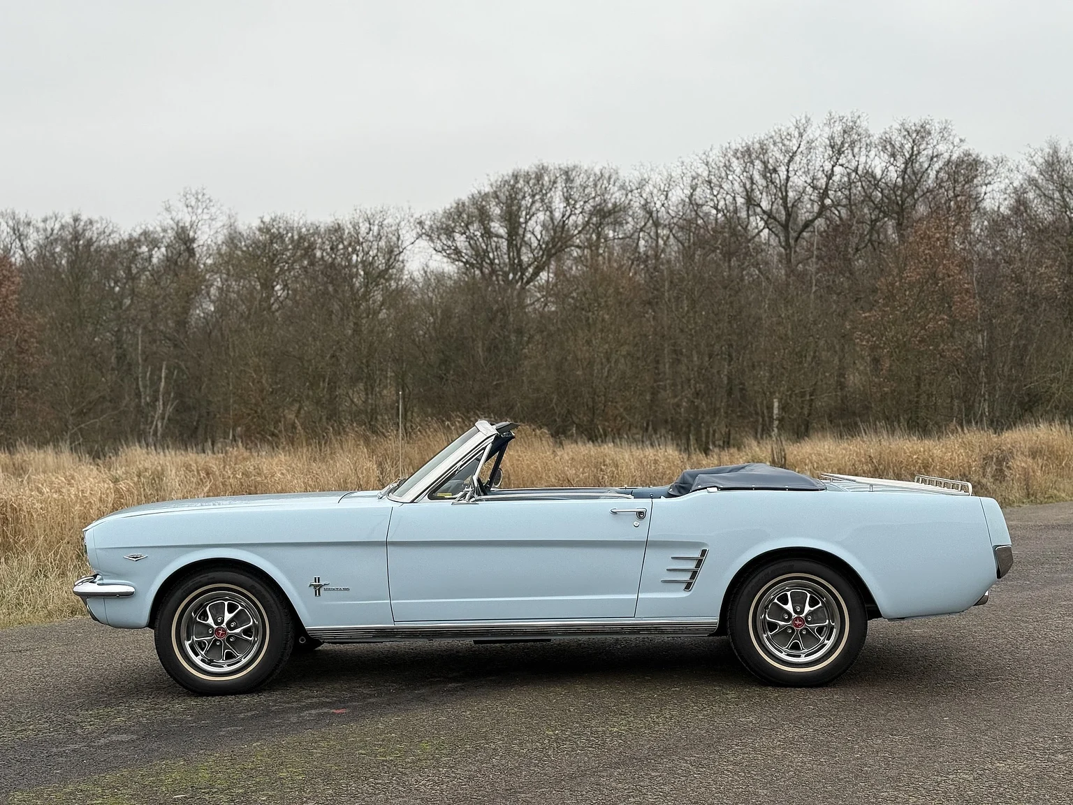 Exteriörbild på 1966 Ford Mustang Convertible 289 V8 (17)